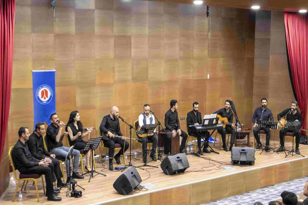 Üniversitemiz akademik ve idari personeli ile öğrencilerimizden oluşan “Hakkari İçin Söyle Topluluğu” tarafından müzik dinletisi gerçekleştirildi. etkinlik afişi