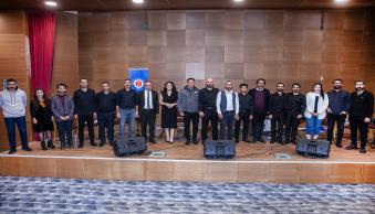 Üniversitemiz akademik ve idari personeli ile öğrencilerimizden oluşan “Hakkari İçin Söyle Topluluğu” tarafından müzik dinletisi gerçekleştirildi.