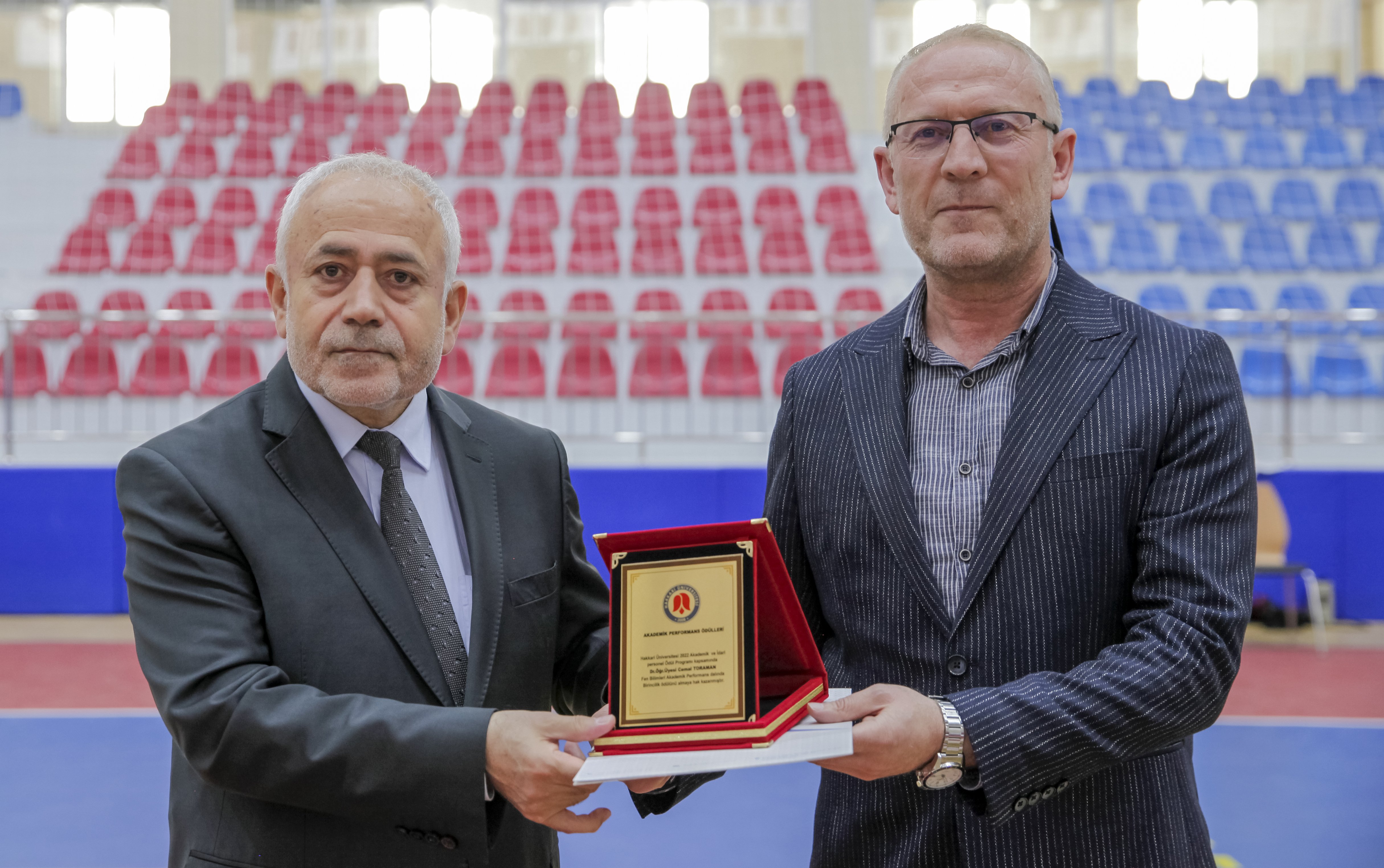 Üniversitemizde Başarılı Akademik ve İdari Personele Ödül Verildi
