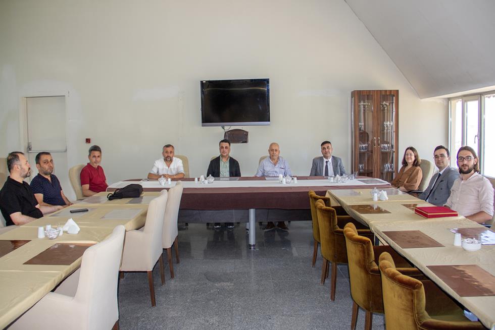 İKSAD Enstitüsü ve Herkari Bilim Sanat Edebiyat Derneği Temsilcileri Rektörümüzü Ziyaret Etti