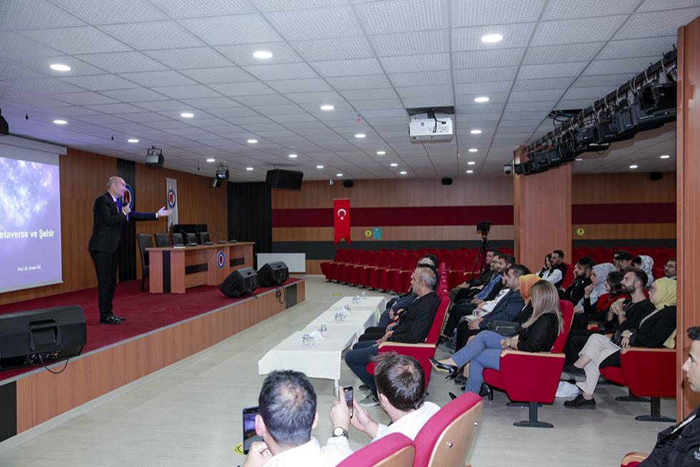 Üniversitemizde Metaverse ve Şehir Konulu Söyleşi Düzenlendi