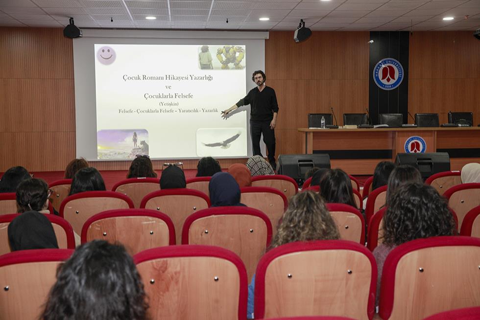 Üniversitemizde Çocuk Hikayesi-Roman Yazarlığı ve Çocuklarla Felsefe Atölyesi Etkinliği Düzenlendi