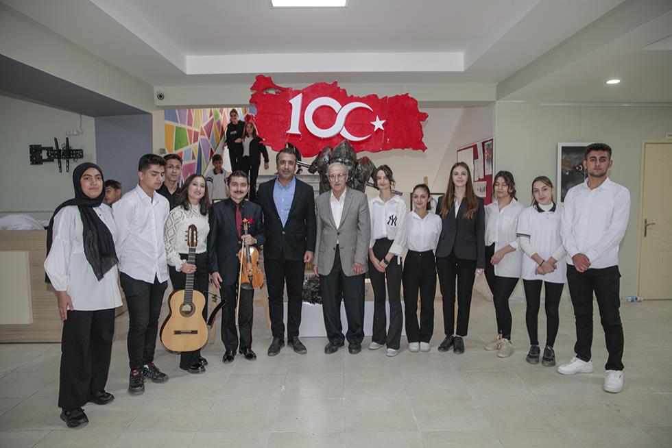 Güzel Sanatlar Lisesi “Cumhuriyetimizin 100.Yılı” Konulu Resim Sergisi Açtı