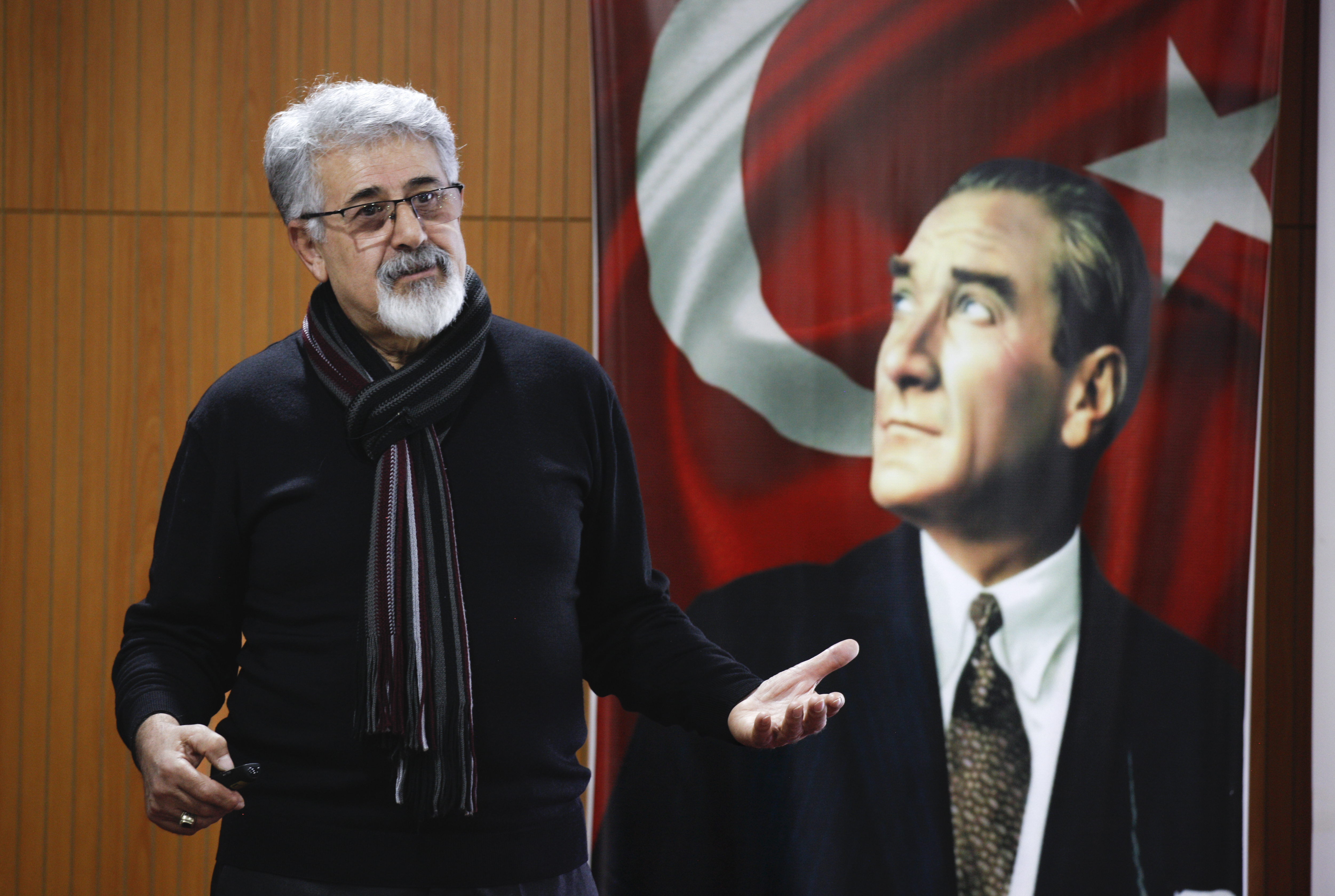 Üniversitemizde Faylar Üzerinde Yaşayan Kent -Hakkari Konulu Konferans Düzenlendi