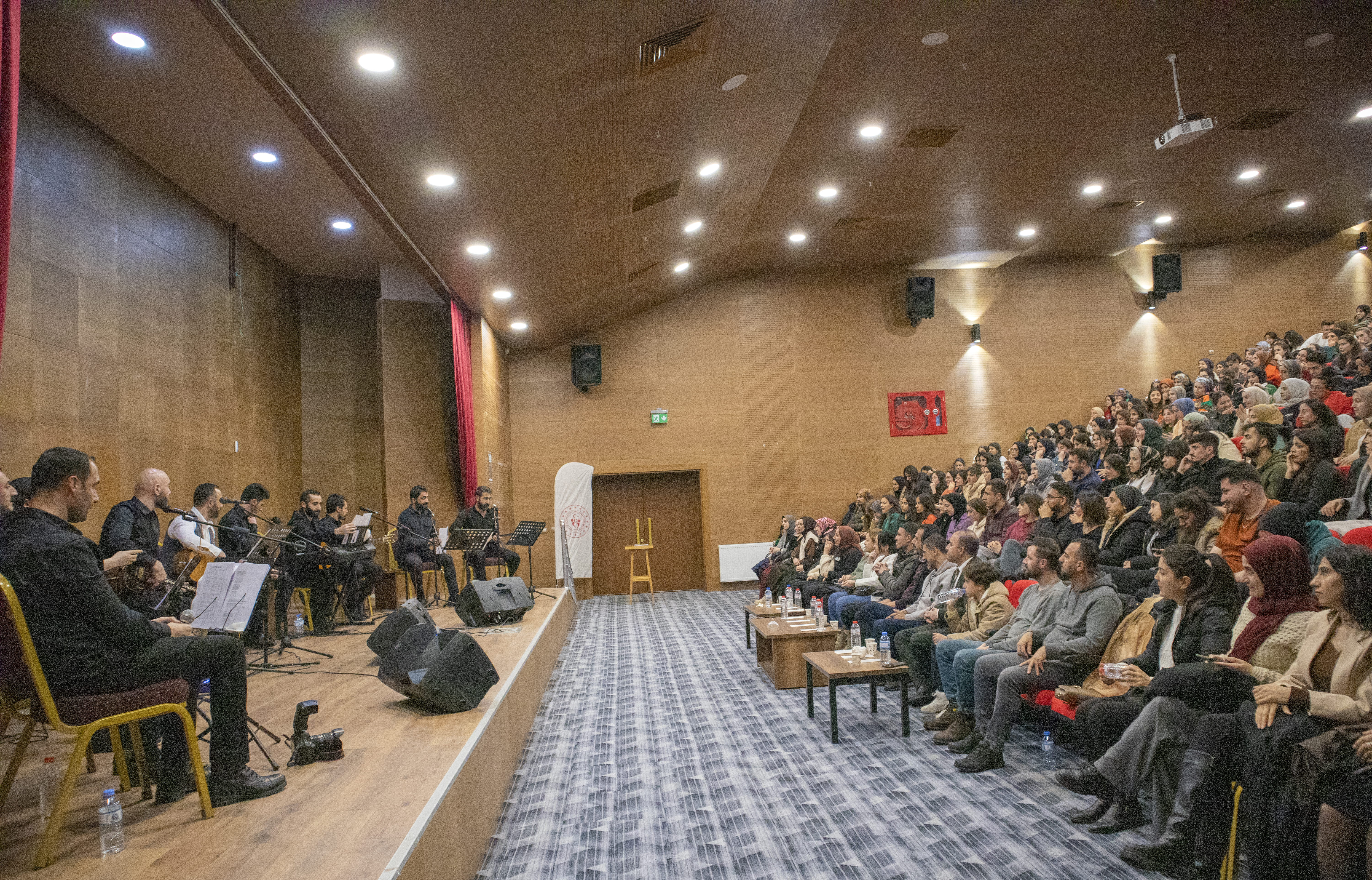 Personelimiz ve  Öğrencilerimizden Müzik Dinletisi