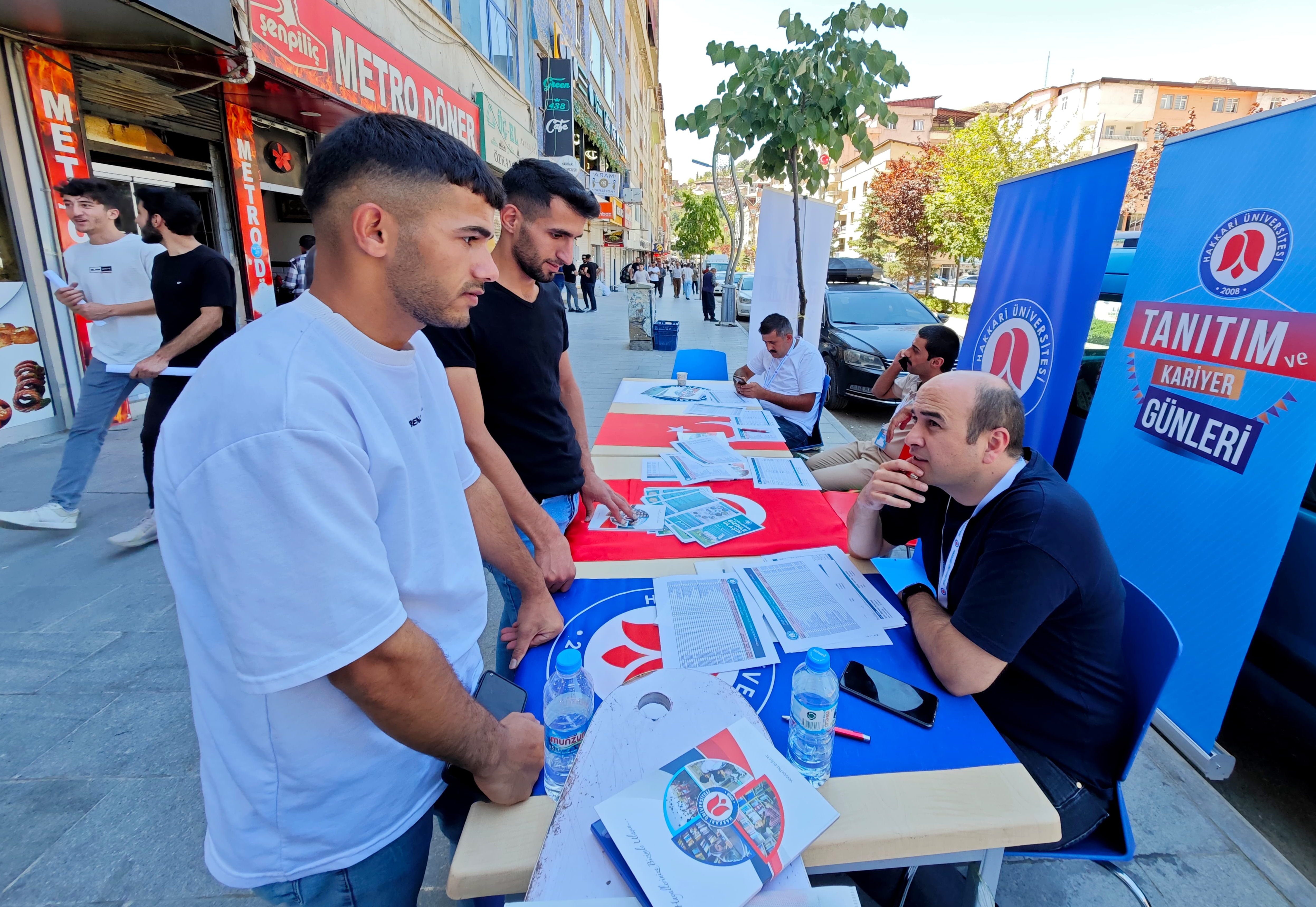 Üniversitemiz Tanıtım ve Tercih Günlerinde Öğrencileri Bilgilendiriyor