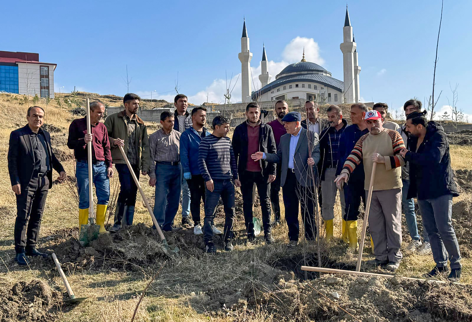 Üniversitemiz Zeynelbey Yerleşkesinde Fidan Dikimi Gerçekleştirildi
