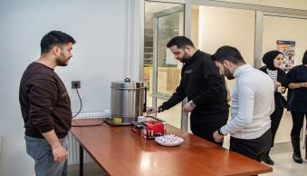Üniversitemiz Kütüphanesinde Öğrencilerimize Sıcak İkram