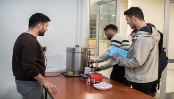 Üniversitemiz Kütüphanesinde Öğrencilerimize Sıcak İkram