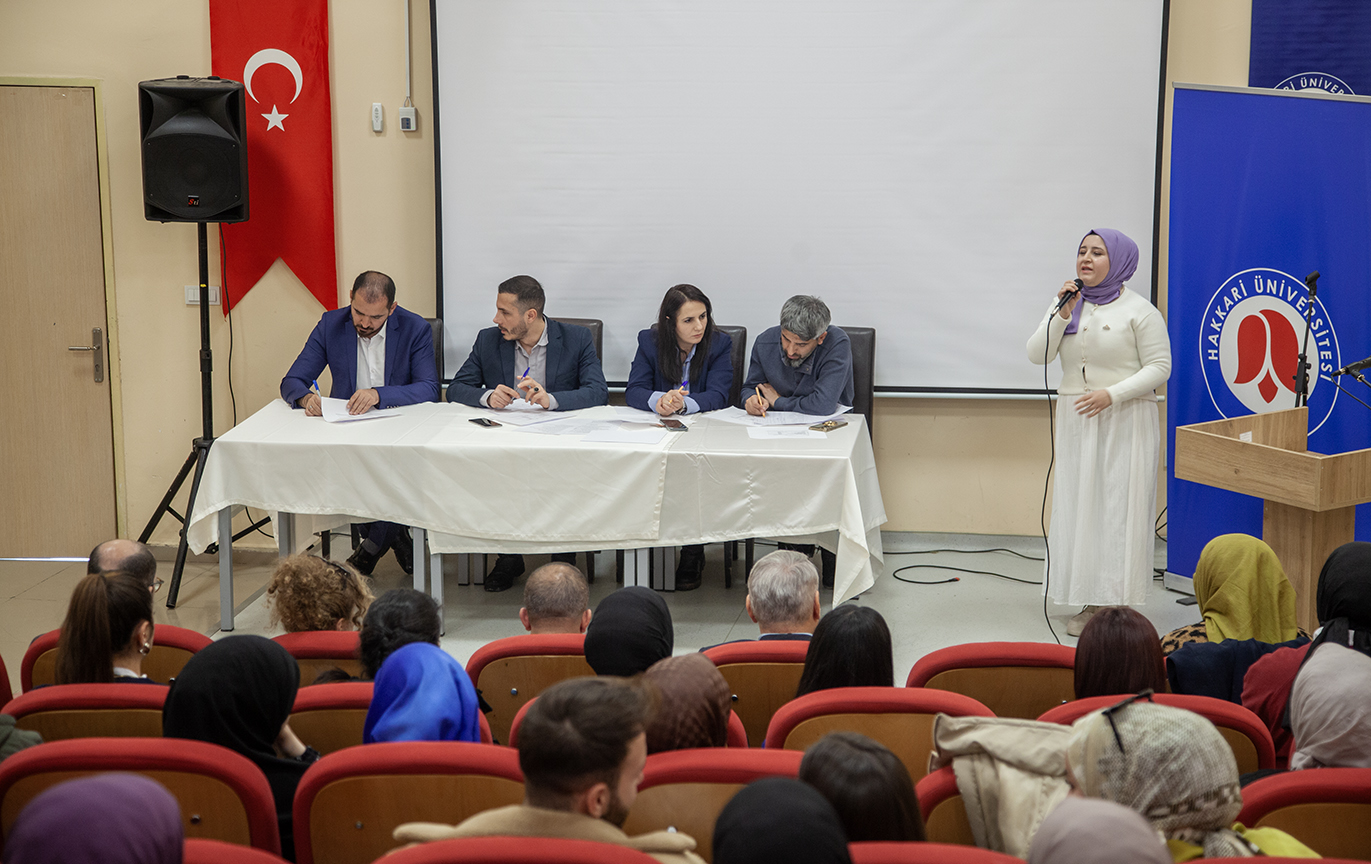 Üniversitemizde Öğrenciler Arası Şiir Okuma Yarışması Düzenlendi