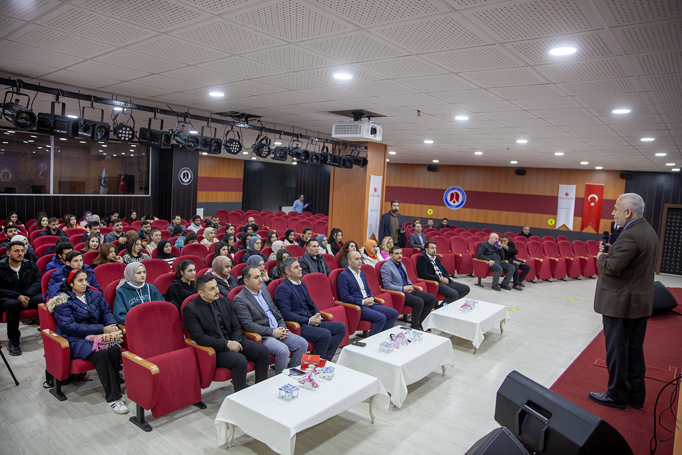 Üniversitemizde Uçuş ve Ötesi Konulu Konferans Düzenlendi