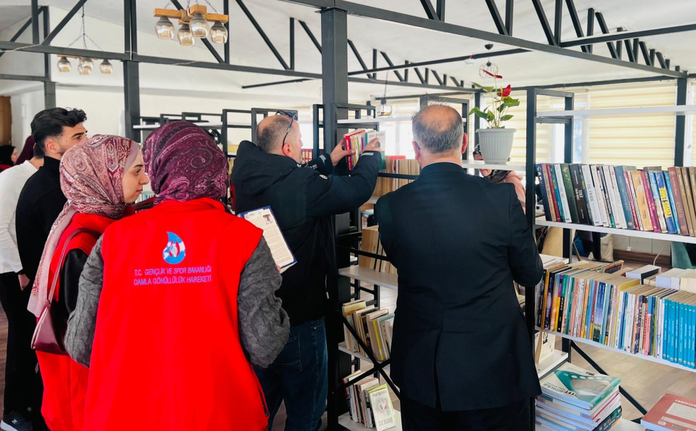 Üniversitemiz Öğrenci Topluluğundan Kitap Bağışı