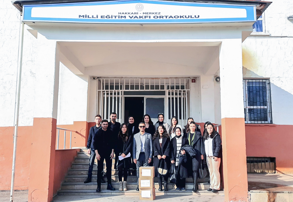 Üniversitemiz Dil ve Edebiyat Topluluğundan Okullara Kitap Bağışı