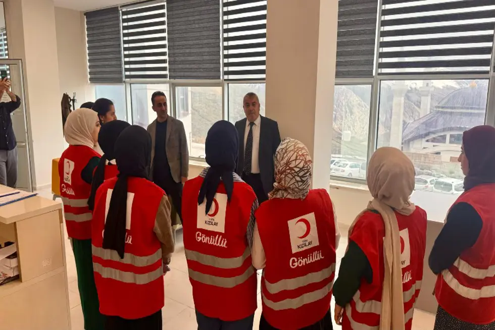 Üniversitemiz Kızılay Gönüllü Topluluğu Merkez Kütüphanemizi Ziyaret Etti.