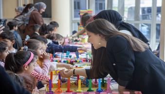 Öğrencilerimiz Tarafından Eğitici Oyuncaklar ve Kostümlü Moda Gösterisi Yapıldı