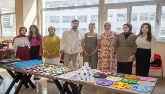 Öğrencilerimiz Tarafından Eğitici Oyuncaklar ve Kostümlü Moda Gösterisi Yapıldı