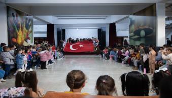 Öğrencilerimiz Tarafından Eğitici Oyuncaklar ve Kostümlü Moda Gösterisi Yapıldı
