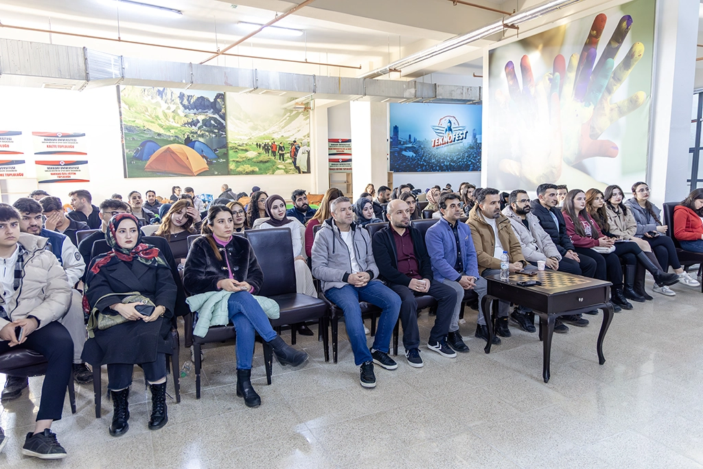 Üniversitemiz İngilizce Dil Topluluğundan Mini Resim Sergisi ve Sahne Gösterileri