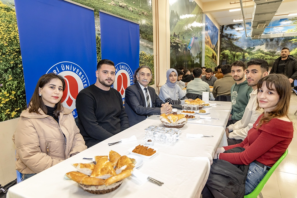 Rektörümüz Öğrencilerimizle İftar Sofrasında Bir Araya Geldi