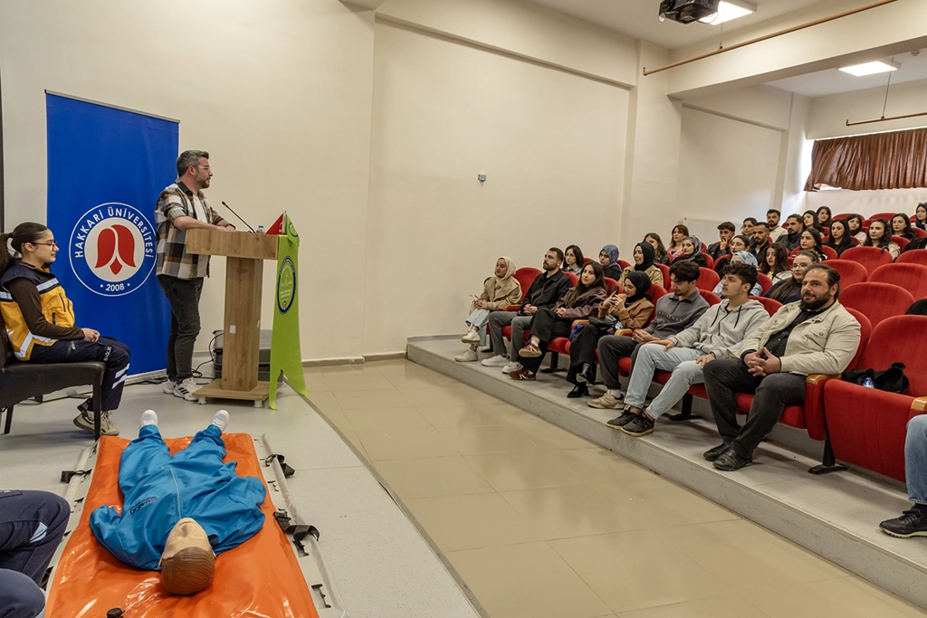 Üniversitemiz Almanca Öğretmen Adaylarına İlk Yardım Eğitimi