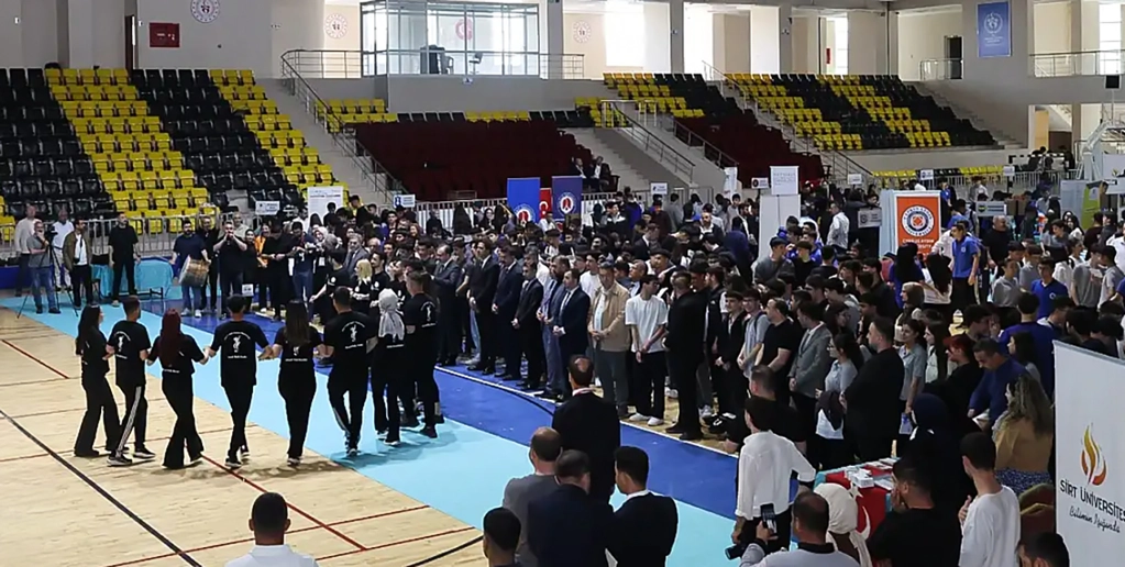 Üniversitemiz, “Üniversite Tanıtım Fuarı ve Kariyer Günü” Etkinliğinde Yoğun İlgi Gördü