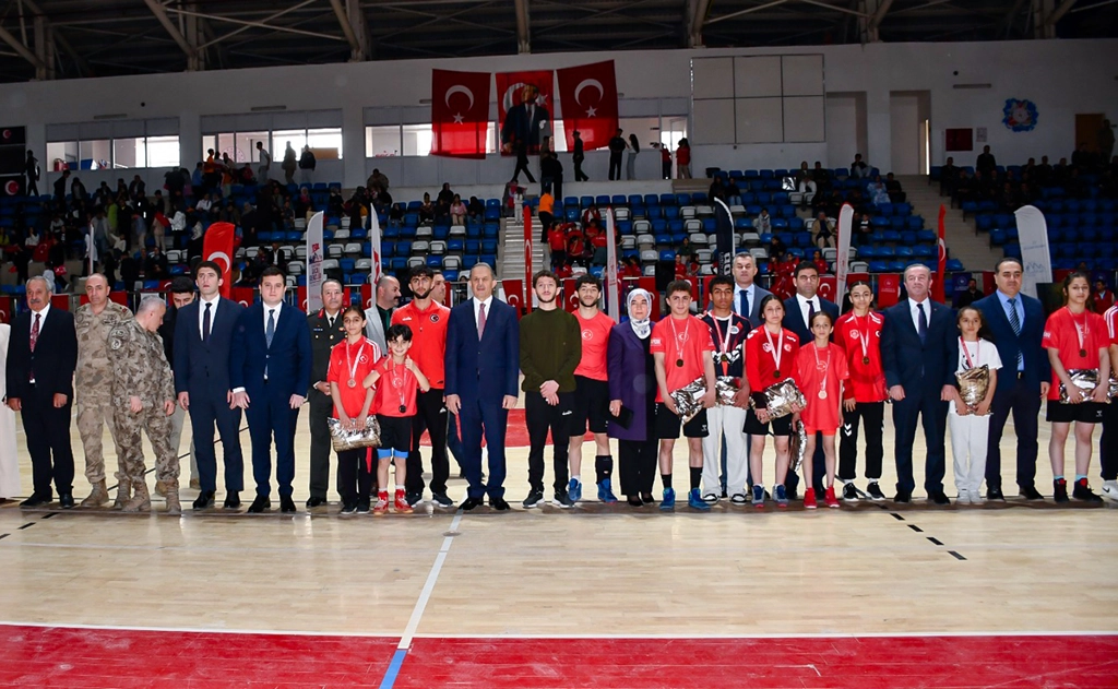 Üniversitemiz Rektör Yardımcısı, Hakkari’de Düzenlenen 19 Mayıs Programına Katıldı