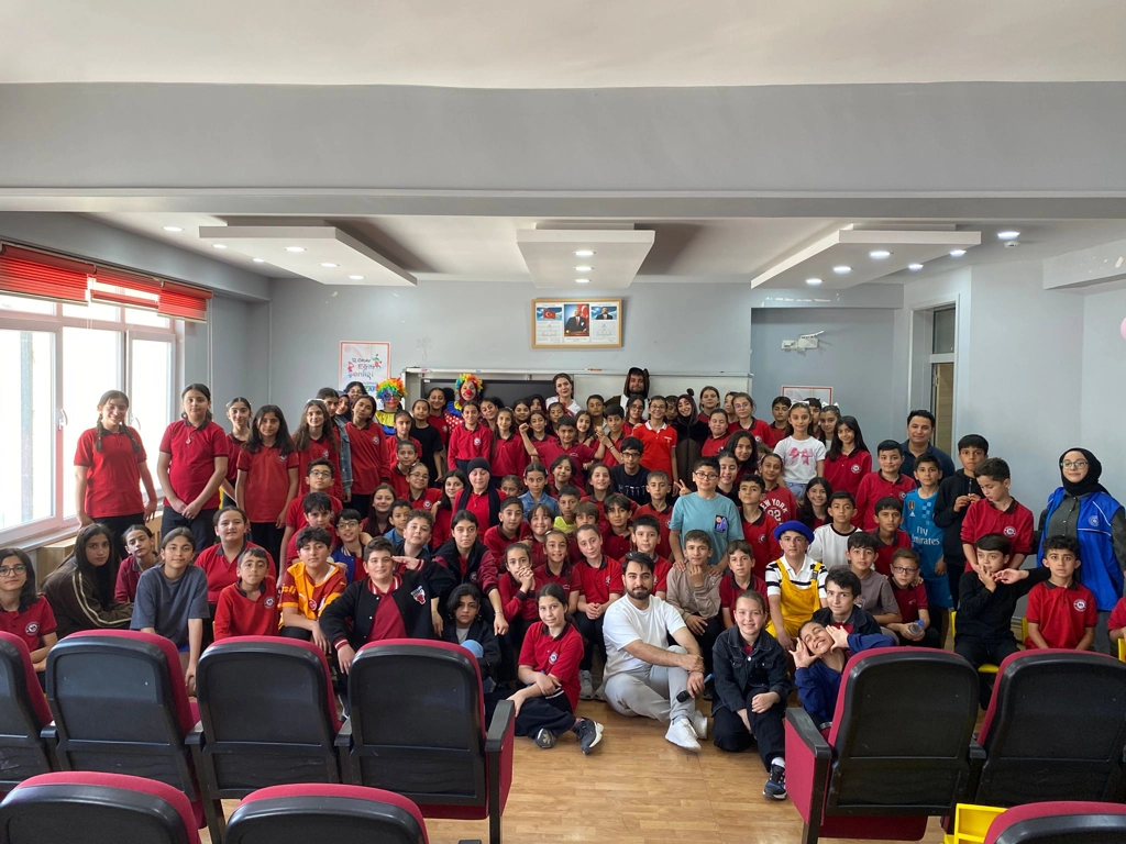 Sağlığı Geliştirme Topluluğundan Öğrencilere Tiyatro Etkinliği