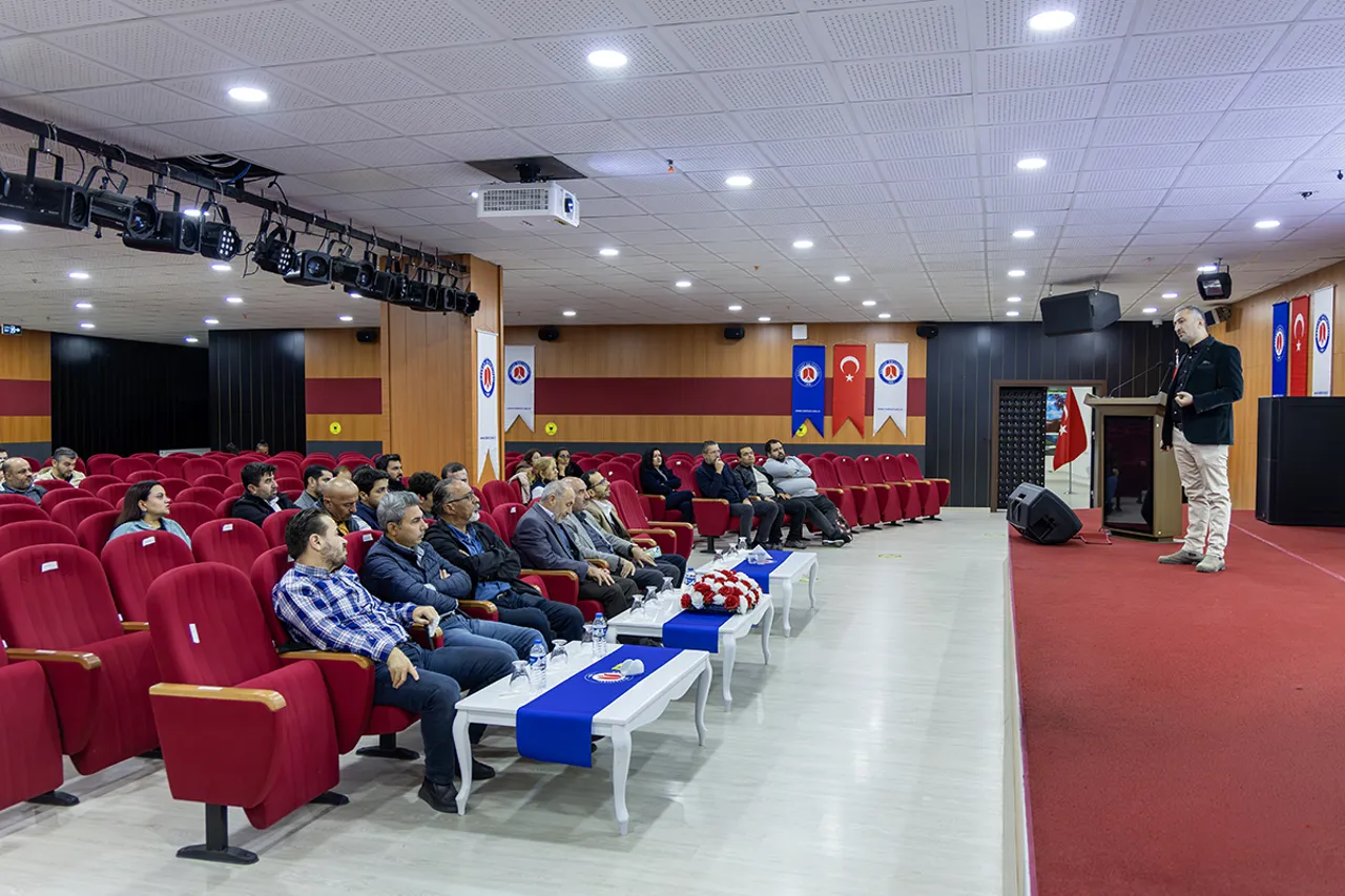 Üniversitemizde Yönetim ve Etkili İletişim Eğitimi Düzenlendi