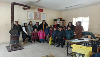 Okulumuz Öğrencilerinden Köy Okuluna Destek Ziyareti