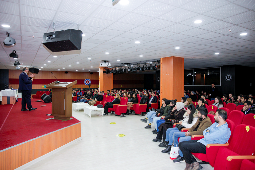 Üniversitemizde "Yurt Dışı Eğitim Fırsatları" Konulu Konferans Düzenlendi