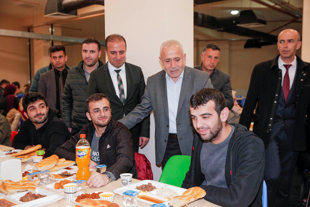 Rektörümüz İftar Yemeğinde Öğrencilerimizle Bir Araya Geldi