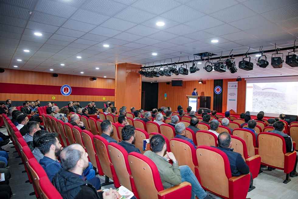 Üniversitemizde Hakkari Yöresinde Meyve Bahçelerinin Kalite ve Standartlarının Artırılması Eğitimi Verildi