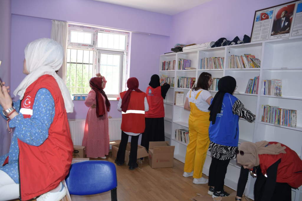 Öğrencilerimiz Köy Okuluna Kütüphane Kazandırdı