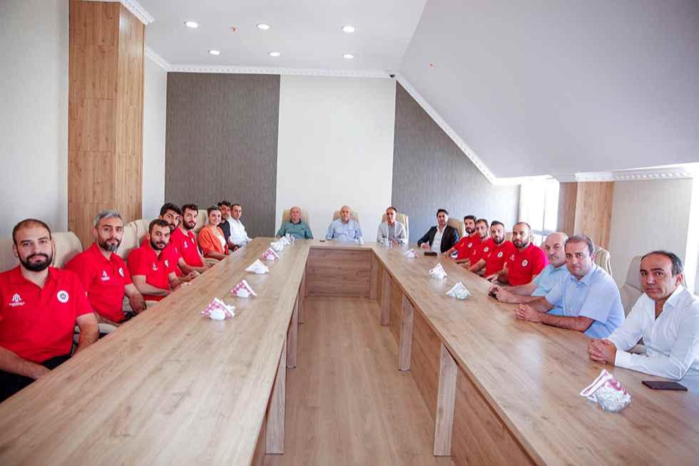 1.Lige Yükselen Voleybol Takımı Rektörümüzü Ziyaret Etti