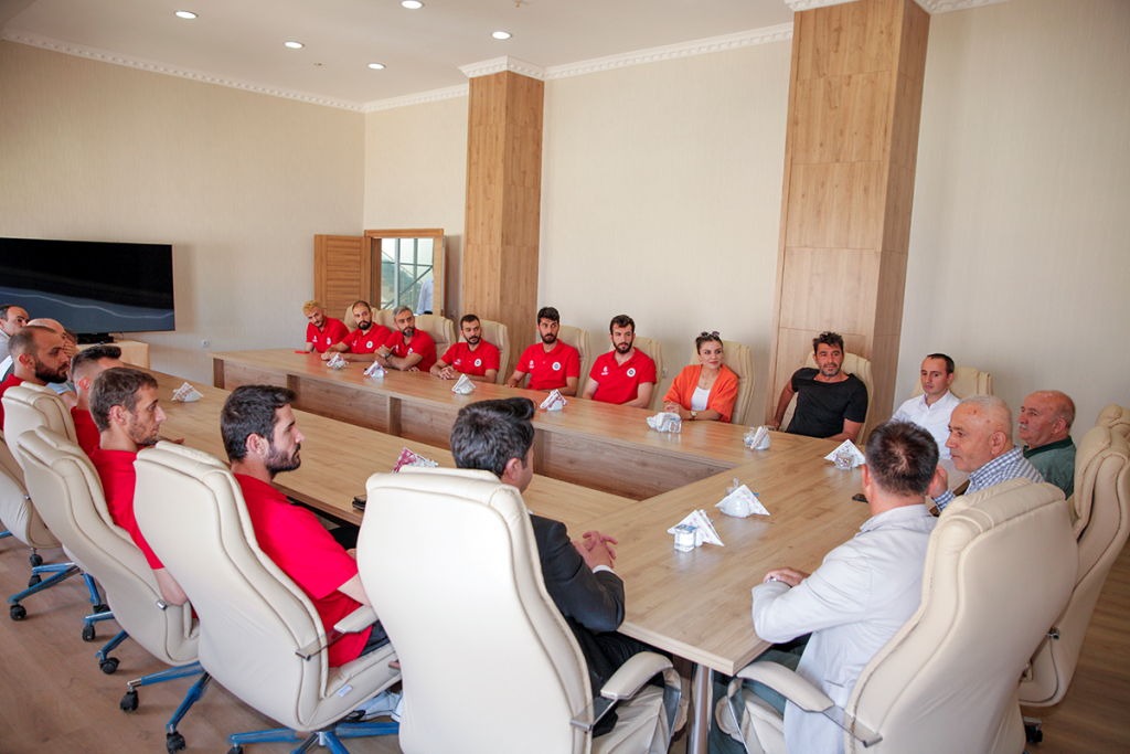 1.Lige Yükselen Voleybol Takımı Rektörümüzü Ziyaret Etti