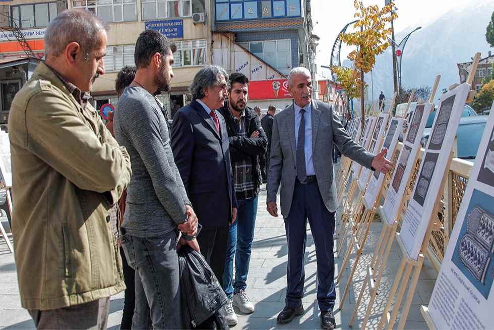 Hakkari Yöresi Geleneksel El Sanatları Fotoğraf Sergisi Açıldı
