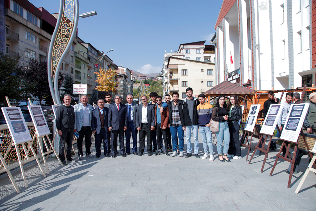 Hakkari Yöresi Geleneksel El Sanatları Fotoğraf Sergisi Açıldı
