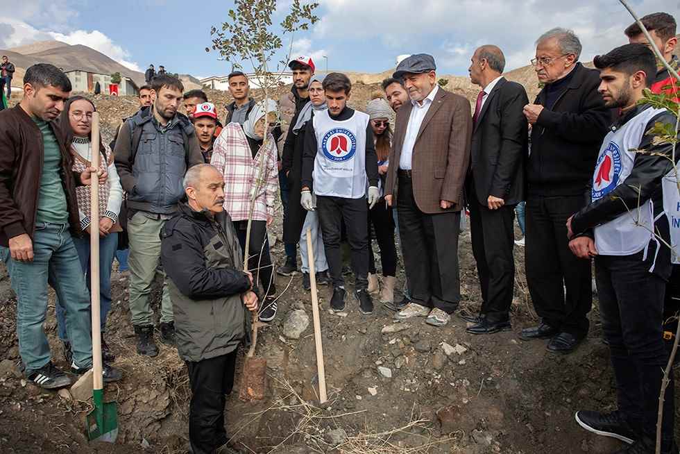 Daha Yeşil Bir Kampüs İçin Fidanlar Toprakla Buluştu