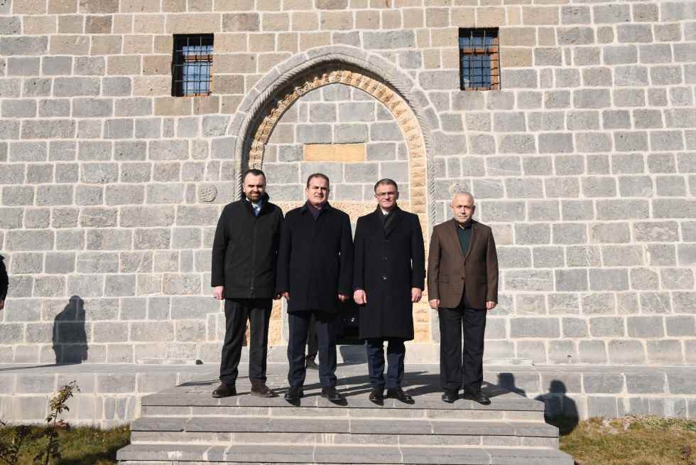Van Valisi Ozan Balcı Hakkari Kent Arşiv ve Etnografya Müzesini Ziyaret Etti