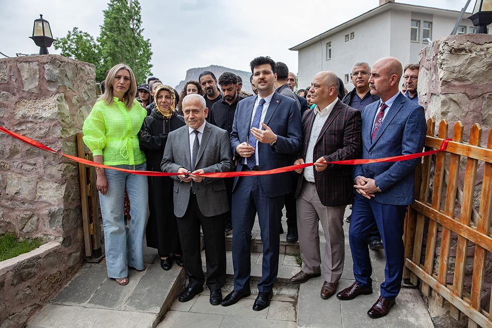 Üniversitemiz Tarafından Çukurca İlçesinde Resim Sergisi Açıldı