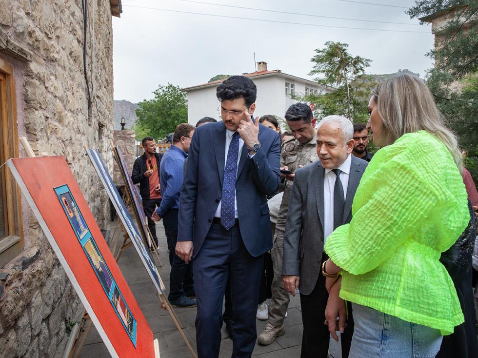 Üniversitemiz Tarafından Çukurca İlçesinde Resim Sergisi Açıldı